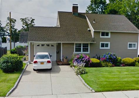 Great for discovering comps, sales history, photos, and more. . Hicksville zillow